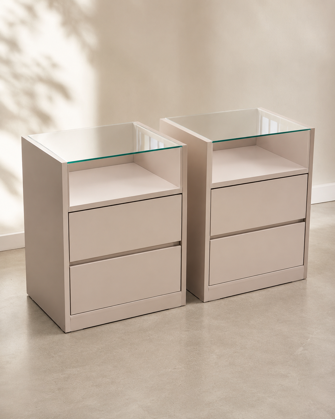 Mesa de Cabeceira Bella — 2 Gavetas com Vidro