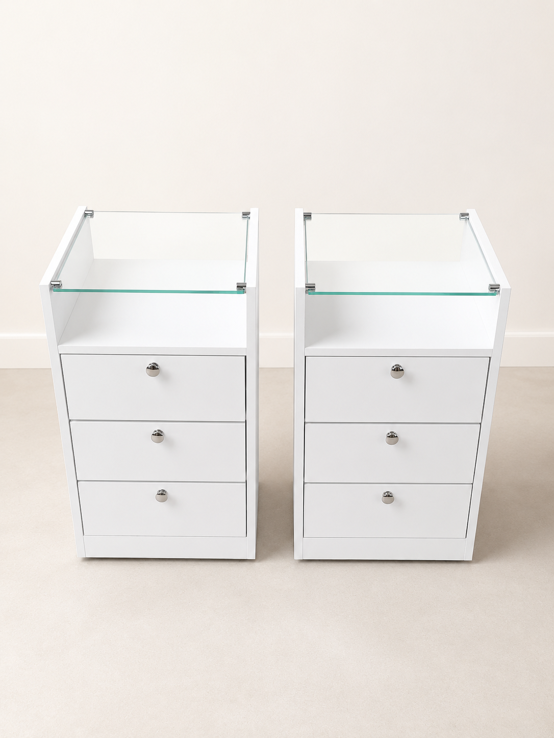 Mesa de Cabeceira Line — 3 Gavetas com Vidro