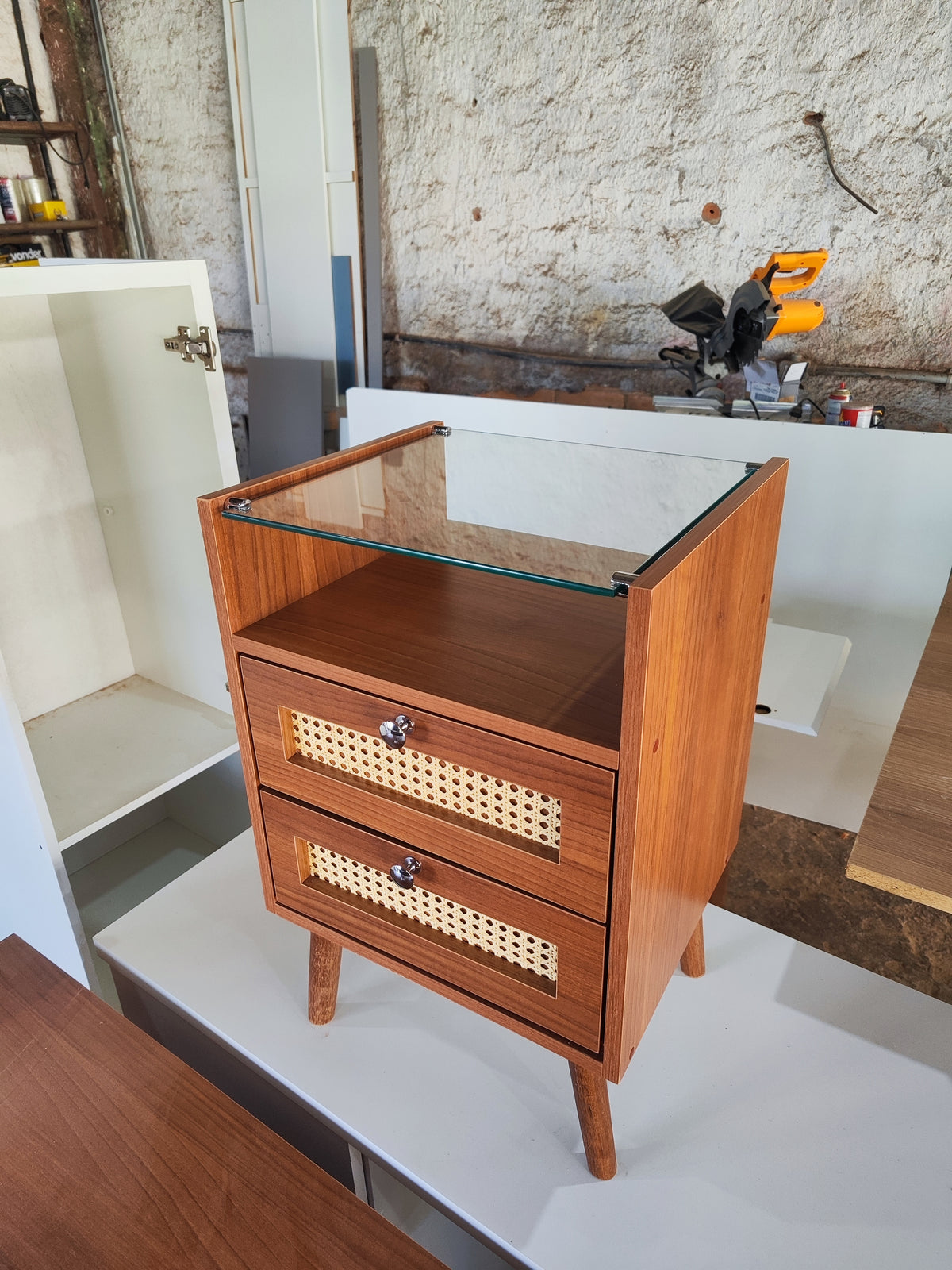 Mesa de Cabeceira Nobre — Palhinha & Vidro