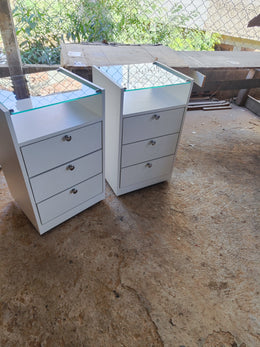 Mesa de Cabeceira Line — 3 Gavetas com Vidro