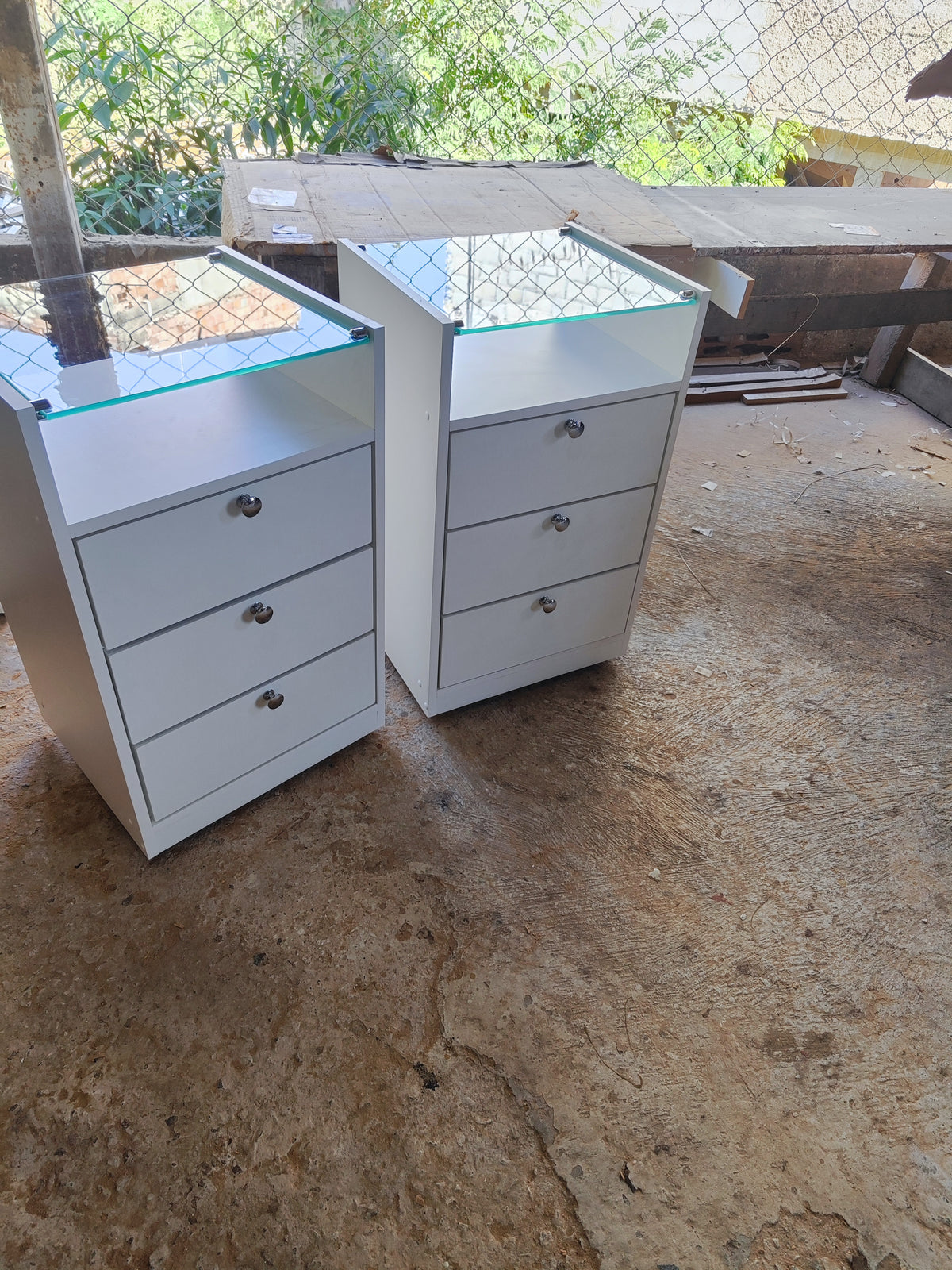 Mesa de Cabeceira Line — 3 Gavetas com Vidro