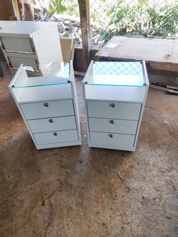 Mesa de Cabeceira Line — 3 Gavetas com Vidro