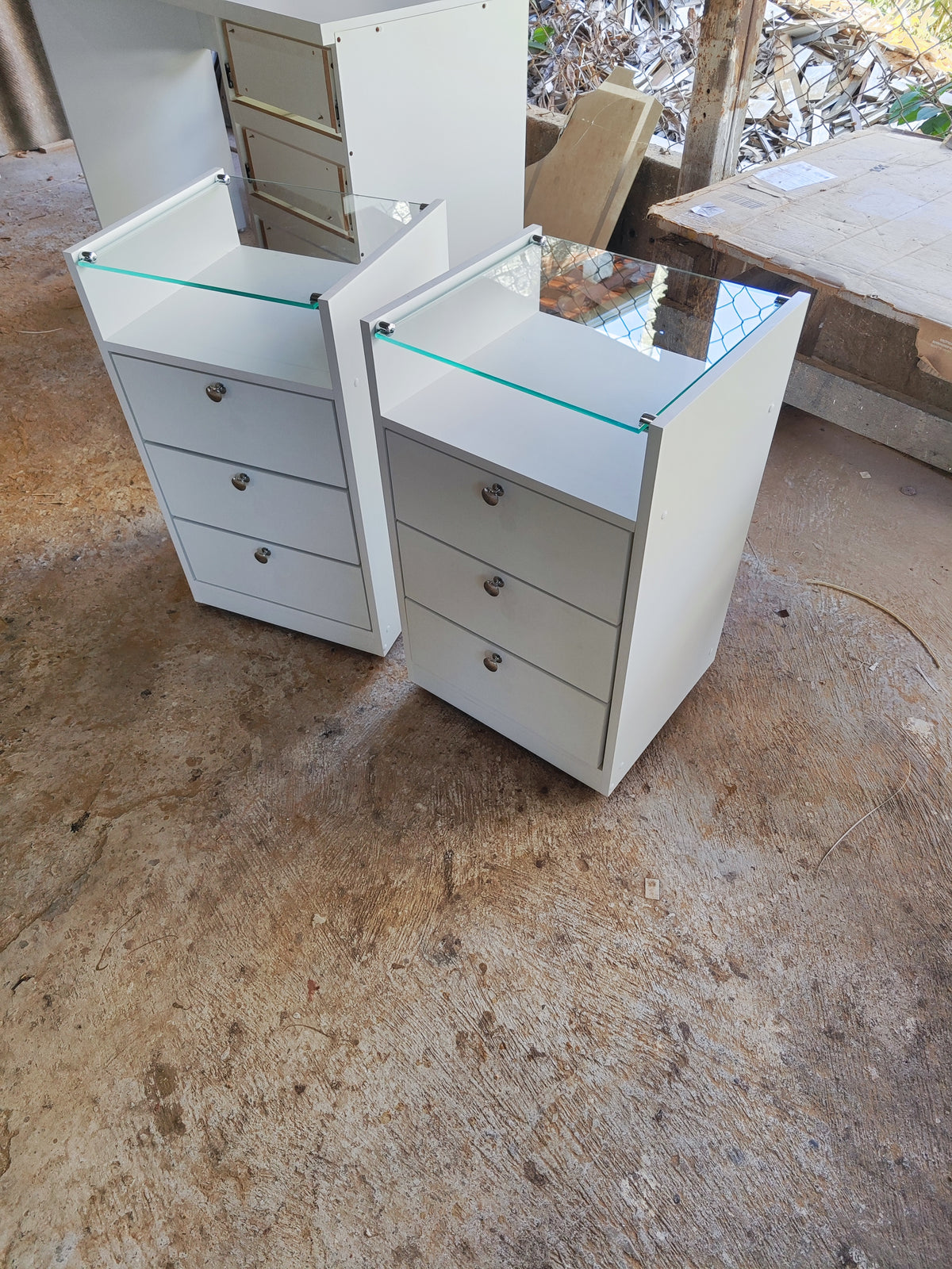 Mesa de Cabeceira Line — 3 Gavetas com Vidro